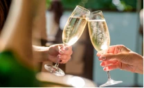 スパークリングワインで乾杯する様子