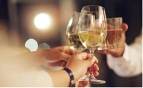 複数の人で乾杯する様子