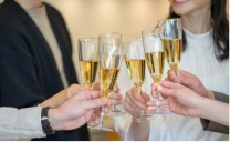 スパークリングワインで乾杯する複数人の手元